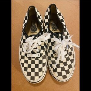 Men 5.5 women 7 checker vans